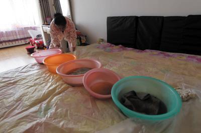 金塔楼上漏水，住户失联，小区没物管，业主维权难！律师来支招……